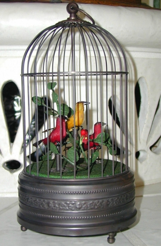 Singvogelspieluhr, antikes Finish, mit drei singenden Vögeln im Käfig