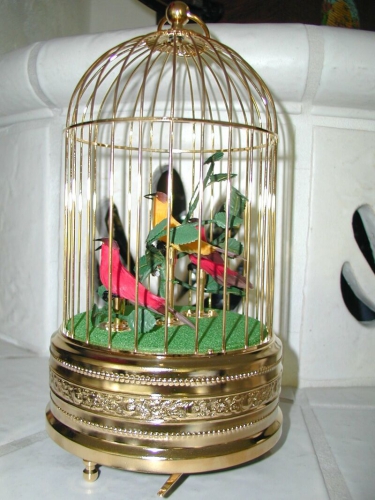 Singvogelautomat, vergoldet, mit drei singenden Vögeln im Käfig