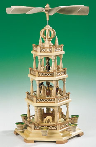 Pyramdie mit Waldmotiv